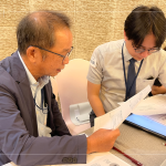 小組間透過面談紀(jì)錄表，交流對話，模擬面談時(shí)應(yīng)具備的技能，找到最適配職位、團(tuán)隊(duì)和公司文化的人才。(圖左一為新業(yè)建設(shè) 卓勝隆 董事長)