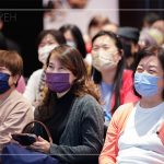 藝術(shù)家以開朗風(fēng)趣的演說風(fēng)格，讓賓客的心湖，蕩漾出縷縷的閒適感，迎來笑意盈盈的午後時(shí)光。