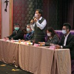 新業(yè)建設(shè)簡福榮總經(jīng)理（右三）、客服部楊麗真副理（右二），恭喜住戶入厝的喜悅，也歡迎每一位住戶成為『新業(yè)家族』的一份子。