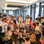 小朋友好奇盯著魔術(shù)師手中那可愛(ài)的小豬、小鴨造型氣球是怎麼成形的，殷殷期盼著早點(diǎn)拿到專屬於自己的氣球。