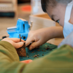 緊握木工刀，仔細認真的刻劃出記憶中獨角仙的獨特紋路，製作出專屬的工藝品。