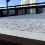 石毯是造景中常見的元素，減弱石材的粗獷感，不飽和的抿石色調(diào)帶進(jìn)更多親切感，也讓視覺上顯得更輕盈。