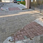 舊有的人行道鋪面，由不同時(shí)期修建，大部分已破損、不平整，學(xué)童出入易產(chǎn)生危害。（圖為成功國(guó)小附設(shè)幼兒園出入口）