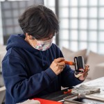 將滾輪上的油墨塗滿整面圖樣，均勻刷印，使印製出來的圖樣更豐富飽滿、活靈活現(xiàn)。