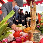 由新業(yè)建設(shè) 穆椿松名譽(yù)董事長起頭，斟上一杯敬天地的心，建築的初衷與懇求願得天地垂聽。