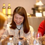 對(duì)比不同的葡萄酒，呈現(xiàn)出不同的紅色，有石榴紅、寶石紅及磚紅，依照老師的講解搭配品飲，了解最適切自己的口味。