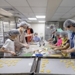 深入庇護工場的生產(chǎn)線，體驗讓50位身心障礙者穩(wěn)定就業(yè)的工作場域，新業(yè)家族的大小朋友們，親身投入在製作烘焙品的樂趣之中。