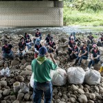 感謝荒野保護(hù)協(xié)會的帶領(lǐng)，在一袋袋垃圾前，我們嘗試閉上雙眼，感受風(fēng)吹過皮膚、聆聽大自然原有的各種聲音。