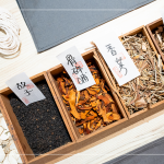 由老店舖中藥行調(diào)製而成的天然藥草配方，每一種都是植物藥草帶來的祝福，讓天然植物陪伴您過生活。