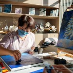 運(yùn)用海綿以輕拍的方式打底，會(huì)產(chǎn)生與刷子很不一樣的紋理效果，在分層上色時(shí)，海綿也能將顏色巧妙地融合在一起，為作品帶來深度。