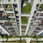 迎來風(fēng)、光、水、綠，錯(cuò)落的樹島陽臺、與春夏秋冬呼應(yīng)的四季合院，大小喬木、灌木的垂直森林，更加生機(jī)盎然。