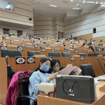 住戶們相互交流，匯總關(guān)於美好家園的嚮往，共同為未來制定出新的美好篇章。