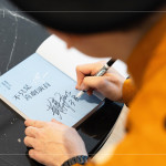 由黃豪平著作的「不只是喜劇演員」作為抽獎禮，每一本都附上親筆簽名，將書籍變?yōu)橐环轀嘏呐惆椤?>
										<div   id=