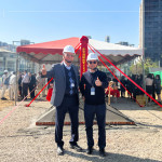 萬丈高樓平地起，新業(yè)建設(shè) 穆椿松 創(chuàng)辦人(左一)與 卓勝隆 董事長(右一)，講究紮實(shí)穩(wěn)健、堅(jiān)持建築職人精神，為城市注入嶄新面貌。