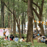 市集裡，樂曲輕揚(yáng)，舒緩五感，為日常多一點(diǎn)儀式感，細(xì)細(xì)品味。