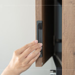 新業(yè)在櫥櫃設計上展現(xiàn)貼心巧思，不僅在櫃體設有凹槽，更加裝圓形的防撞墊，讓住戶每次開櫃都更順手、靜音。