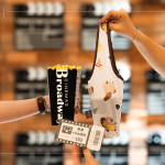 致贈(zèng)新業(yè)設(shè)計(jì)「河貍款杯袋」，解放雙手輕鬆袋著走，可重複使用，為環(huán)境友善貢獻(xiàn)一份心意。