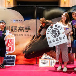 進(jìn)場(chǎng)前，和家人一同留下美好畫(huà)面，雀躍心情溢於言表。