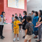 導(dǎo)覽員帶領(lǐng)住戶走訪臺中國家歌劇院，認(rèn)識獨(dú)特的建築工法，探索每一處細(xì)節(jié)背後的故事。