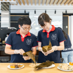 當(dāng)天大多數(shù)為初體驗(yàn)的同仁，互相請(qǐng)益、交流，每一步驟不得馬虎，為的是將這最真切的禮物，送至獨(dú)居長(zhǎng)輩、身心障礙者手中，為今年端午節(jié)增添另一份手感溫度。