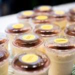 100%的乳酪提拉米蘇，製作過程不加一滴水的堅(jiān)持，象徵新業(yè)對家人們的守護(hù)，作為會後伴手禮贈送，致上新業(yè)最誠摯的心意。