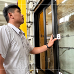 氣密窗經(jīng)過(guò)反覆的施加風(fēng)壓後，營(yíng)建部同仁再三確認(rèn)窗框是否有變形的問(wèn)題，及運(yùn)行上是否順暢。