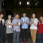 新業(yè)認(rèn)養(yǎng)霧峰益全香米已近十個(gè)年頭，今年秋分前夕由新業(yè)建設(shè) 邱正光副總（左三）帶領(lǐng)新業(yè)同仁樂(lè)當(dāng)一日小農(nóng)，進(jìn)行碾米初體驗(yàn)。