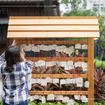 日式伝言板，每一位家族朋友們的句句美好，繫上祝福滿滿的紅繩，希望手寫的溫度，能夠保存於每一位的心中。