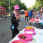 新業(yè)團隊備足小塊的香腸、水果、鹽巴，幫跑者補充能量，也方便入口。