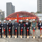 新業(yè)建設(shè) 創(chuàng)辦人穆椿松 (左五)、董事長(zhǎng)卓勝隆(右五) 與新業(yè)職人團(tuán)隊(duì)，一同為【新業(yè)恆一】揭開序幕。