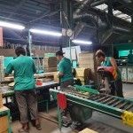 將一批批堆疊成小山、符合標(biāo)準(zhǔn)的磁磚分裝入箱，未來(lái)它們將成為某一個(gè)家庭的空間配角，肩負(fù)起守護(hù)居家安全的關(guān)鍵角色。