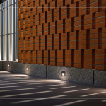 社區(qū)一隅採用「紅磚清水磚」錯落排列，夜晚透過隱藏式照明，營造出層次豐富的光影效果，為空間注入溫潤而靜謐的氣氛。