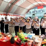 天時，地利，集眾人之力，【新業(yè)自由居】上樑典禮，手持炷香敬虔內心，願一炷炷香將新業(yè)團隊的誠心，上呈天聽。