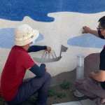 以童趣的風(fēng)格，模擬貫穿、流經(jīng)東區(qū)的生命之河－旱溪，是藝術(shù)家張婷雅導(dǎo)入校區(qū)周遭意象的巧思。