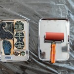 欲善「版畫」事，須讓工具齊備，除了滾筒，還有一塊塊充滿『虎年』氣息的圖騰，將塗滿油墨的滾筒在圖樣上滾動，再轉印在紅包袋或春聯(lián)上。