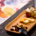 品酩醇酒之餘，輔以『輕佐食』－堅(jiān)果、果乾、起司跟麵包，微微香氣在酒間點(diǎn)綴、不搶?xiě)颉?