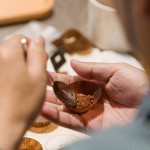 可可粉是從可可豆中提取，經(jīng)過發(fā)酵、乾燥、烘焙、碾碎、研磨、精煉等步驟，味道酸苦澀，卻內(nèi)含營養(yǎng)豐富。