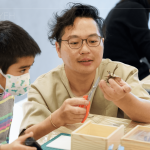 在不熟悉的項目中給予最大的支持，Amo老師耐心解說、示範操作，但也不忘保留讓孩子自由發(fā)揮的空間。