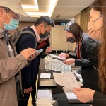 感謝每一位京御苑住戶的蒞臨，客服人員與住戶間暖心的早晨問候，揭開說明會序幕，新業(yè)願意用加倍的細心，共同守護家人們的避風(fēng)港。