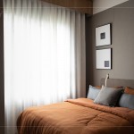 以沉穩(wěn)的基底，加上珊瑚橘的布料，自然日光透過窗簾，灑落一絲暖意。