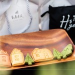 伴手禮致上公益烘焙坊的手工餅乾及環(huán)保購(gòu)物袋，可愛(ài)、溫馨兼顧著美味，讓本次活動(dòng)開啟美善的起點(diǎn)。