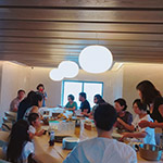 新業(yè)家族們同聚在一起，共享這份美好與悠閒。