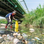 躺在水面上的鐵鋁罐、玻璃瓶，是每逢大雨後，上游沖刷下來的人為垃圾，彎下腰、踏進(jìn)溪流，撿起水中的垃圾殘骸，還給魚兒一個安全舒適的家園。