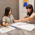 用比例尺對照家中空間格局及動線，讓住戶對空間與大小比例更有概念，透過交流了解客戶習(xí)慣的生活模式，及分享客變中需注意的事項。