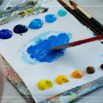 飽和多彩的顏料，在紙製調(diào)色盤上，用畫筆輕輕均勻塗開，準(zhǔn)備在素色畫布上恣意揮灑。