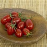 在燈光投射下，渾圓的番茄反射著光澤，也因為皮薄而隱隱透出果肉，鮮甜的果實一看就知影！