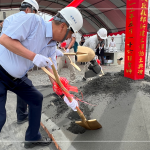 由 新業(yè)建設(shè) 穆椿松 名譽(yù)董事長帶領(lǐng)，齊心共喊「開工大吉」。以金鏟鏟起沙堆，象徵工程進(jìn)度平安順利，勤懇踏實地為未來種下一個成家夢。