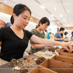 一捏、一抓，將適量的藥材放在棉布上，草藥的清香，單純的氣味為生活帶入一點美好感受，讓按摩球陪你一起過生活。