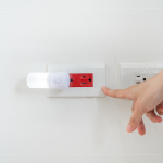 安心用電，位於廚房及客廳不斷電的紅色插座，遇到停電也不用擔心。