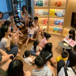 愛(ài)聽(tīng)故事、樂(lè)於讓想像力徜徉的小朋友們，隨著姐姐一頁(yè)一頁(yè)的朗讀劇情，跟著繪本進(jìn)入奇幻世界中探險(xiǎn)。